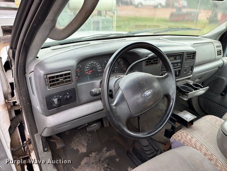 image for item FT6745 2004 Ford F250 Super Duty pickup truck