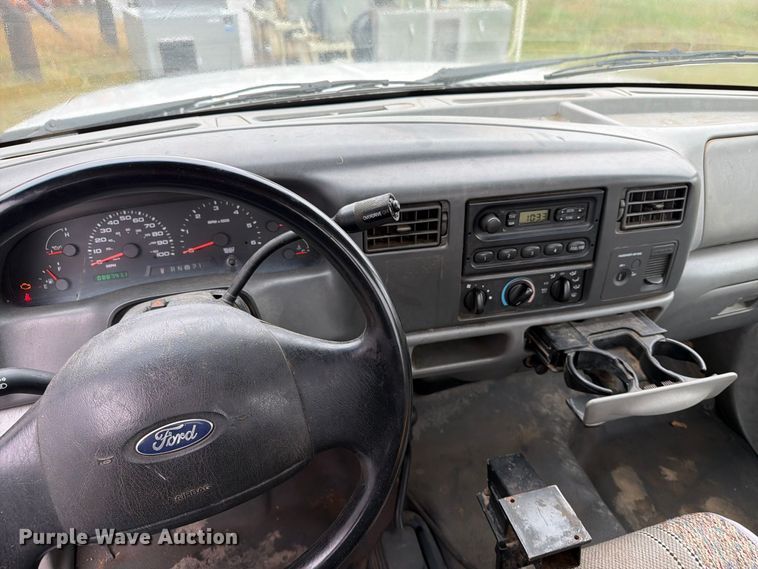 image for item FT6745 2004 Ford F250 Super Duty pickup truck