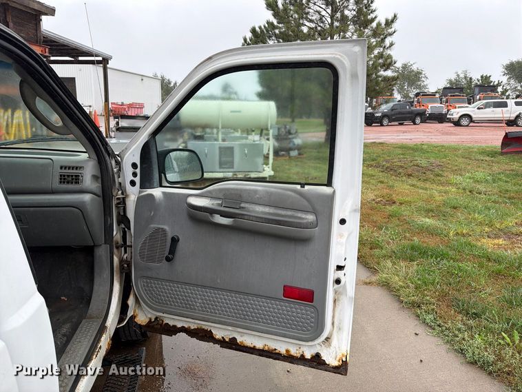 image for item FT6745 2004 Ford F250 Super Duty pickup truck