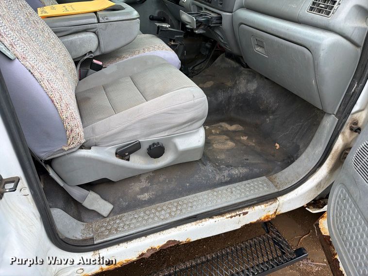 image for item FT6745 2004 Ford F250 Super Duty pickup truck