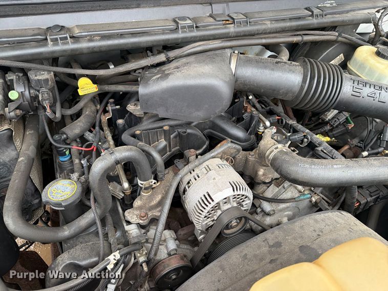 image for item FT6745 2004 Ford F250 Super Duty pickup truck
