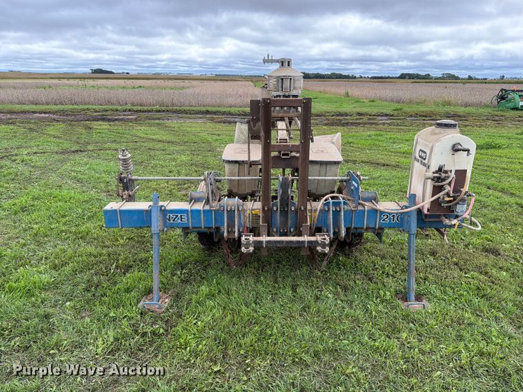 image for item FT6764 Kinze 210 planter
