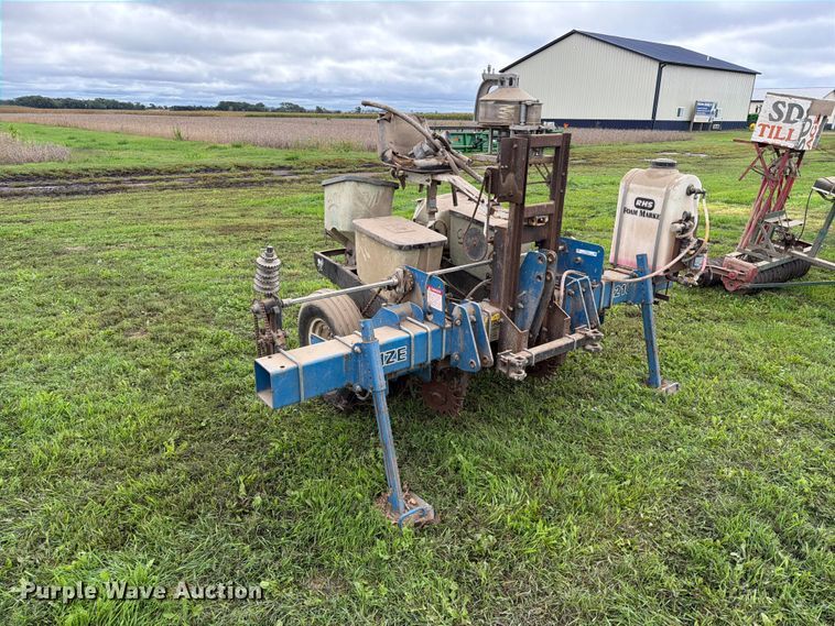 image for item FT6764 Kinze 210 planter