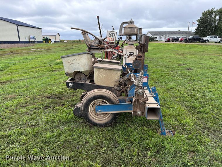 image for item FT6764 Kinze 210 planter
