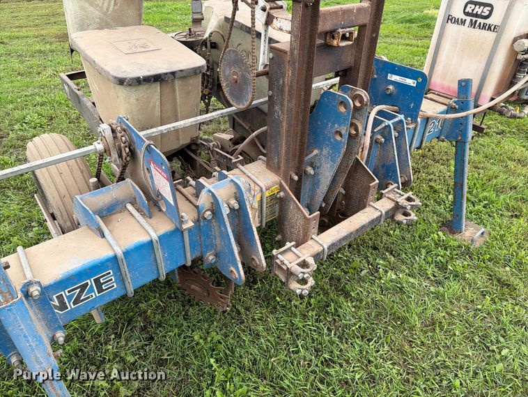 image for item FT6764 Kinze 210 planter