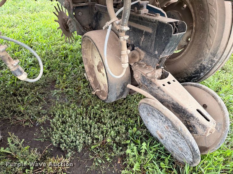 image for item FT6764 Kinze 210 planter