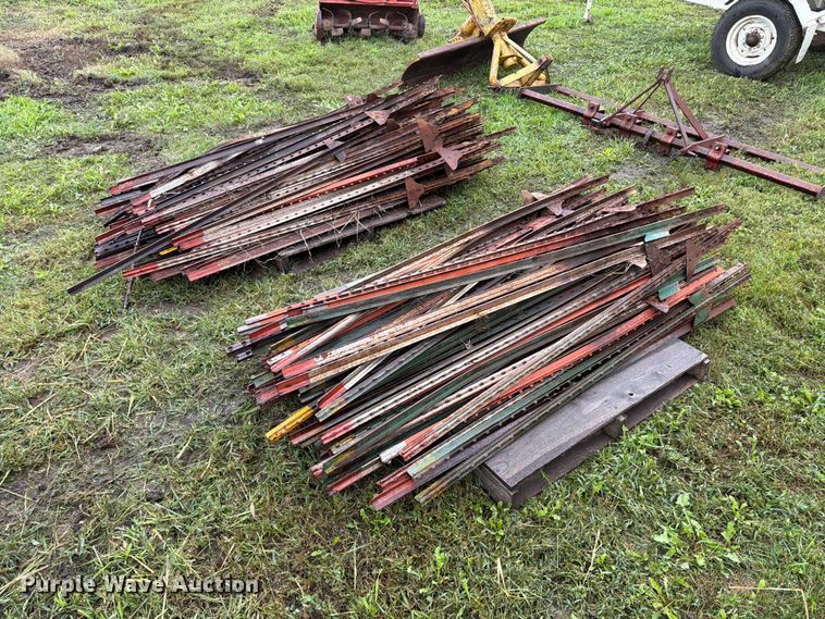 image for item FT6772 Approximately 100 fence posts