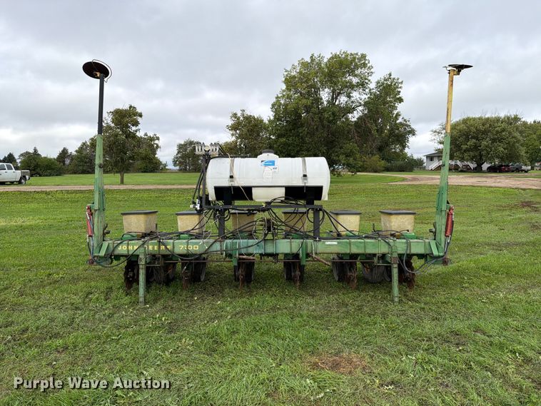 image for item FT6786 John Deere 7100 planter