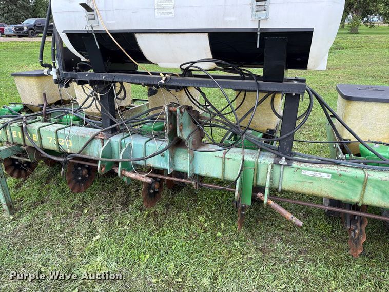 image for item FT6786 John Deere 7100 planter