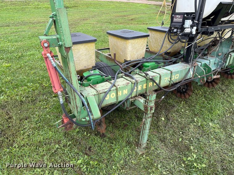image for item FT6786 John Deere 7100 planter