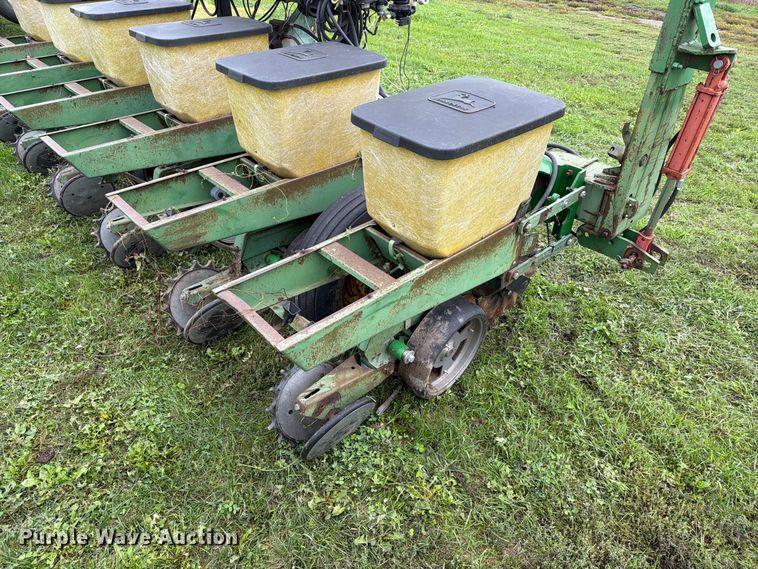 image for item FT6786 John Deere 7100 planter