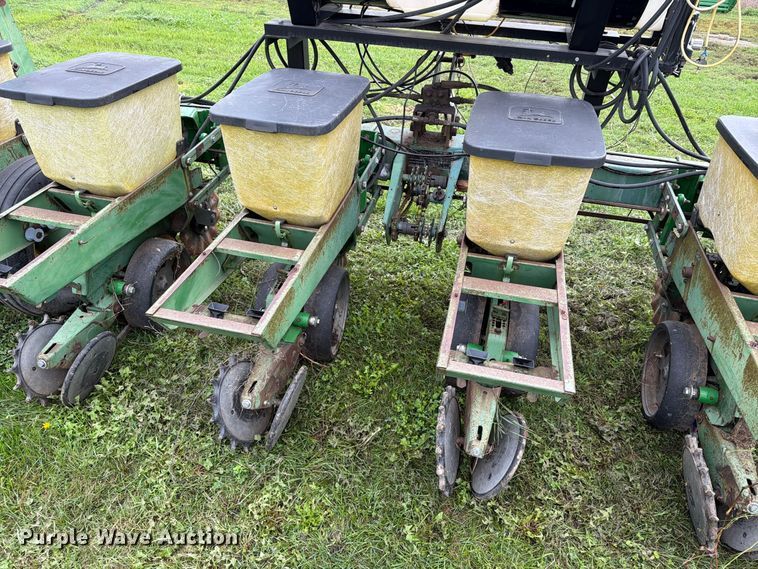 image for item FT6786 John Deere 7100 planter