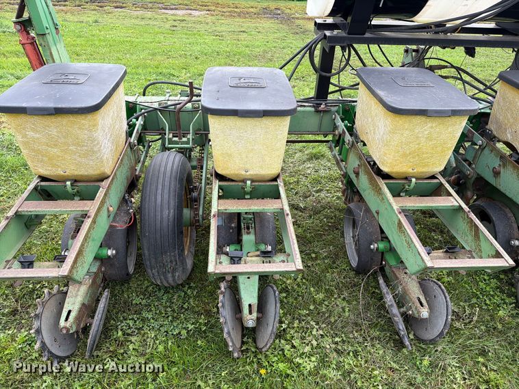 image for item FT6786 John Deere 7100 planter