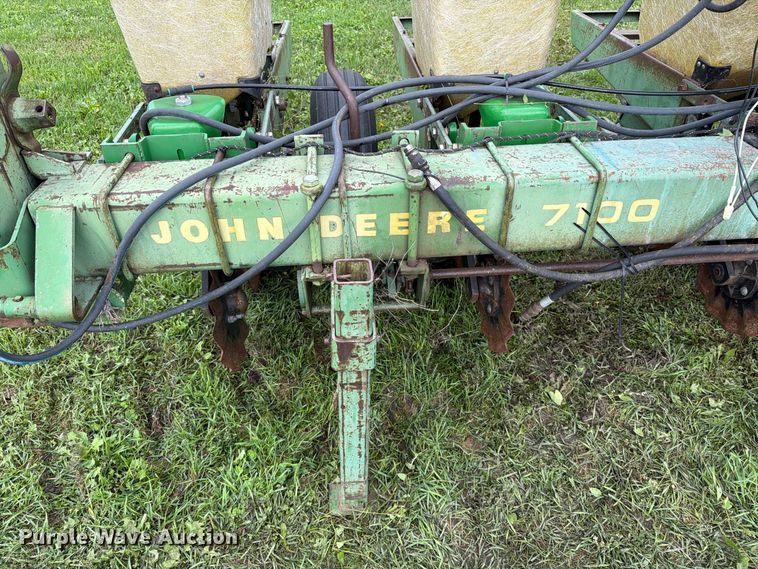 image for item FT6786 John Deere 7100 planter