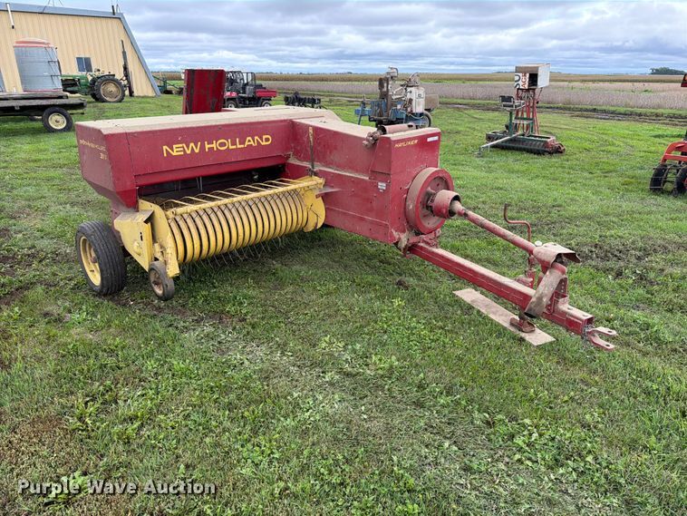 image for item FT6789 New Holland 311 small square baler