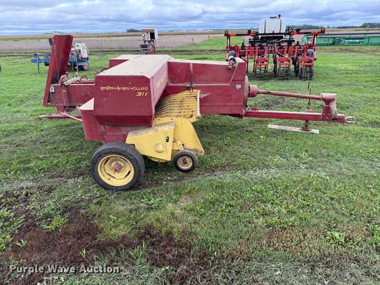 image for item FT6789 New Holland 311 small square baler