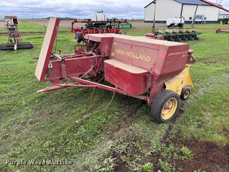 image for item FT6789 New Holland 311 small square baler