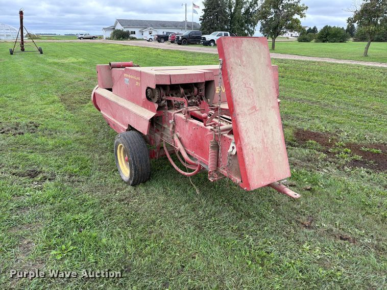 image for item FT6789 New Holland 311 small square baler