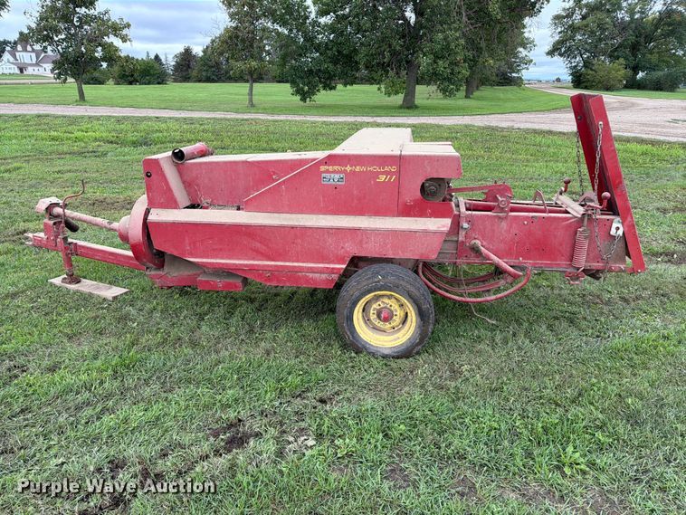 image for item FT6789 New Holland 311 small square baler