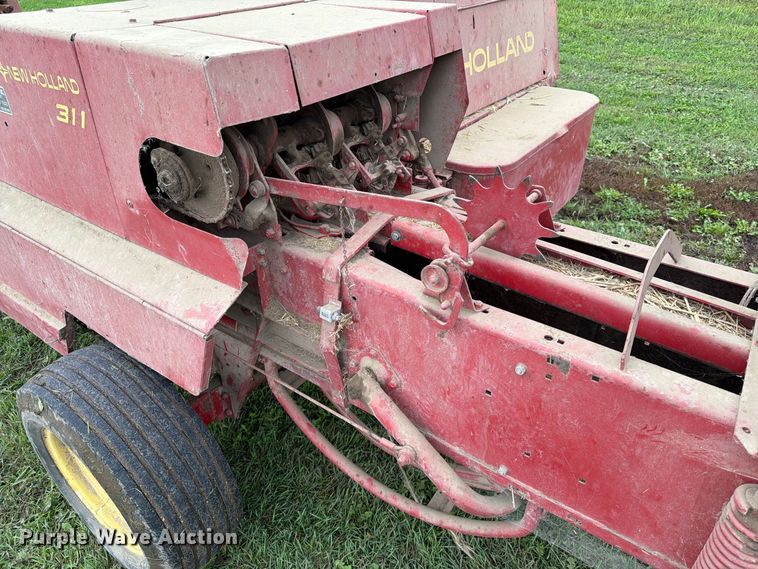 image for item FT6789 New Holland 311 small square baler