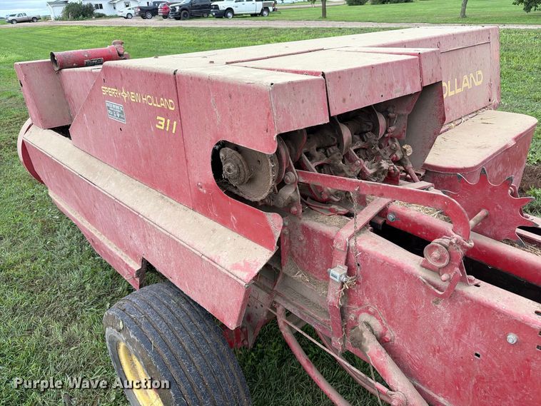 image for item FT6789 New Holland 311 small square baler