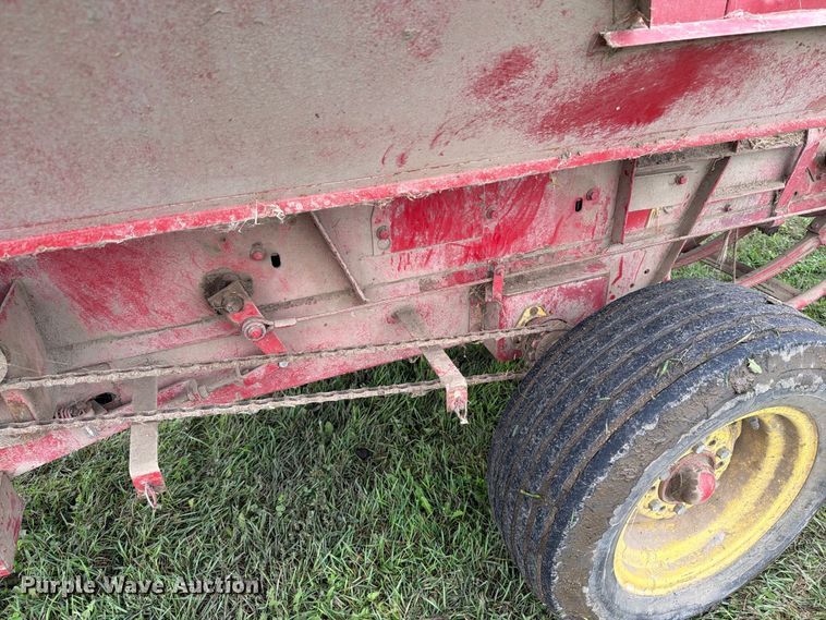 image for item FT6789 New Holland 311 small square baler