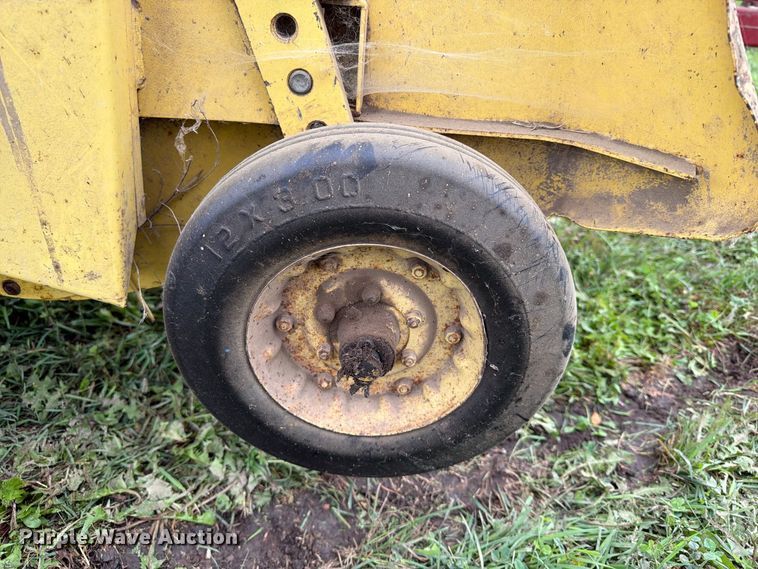 image for item FT6789 New Holland 311 small square baler