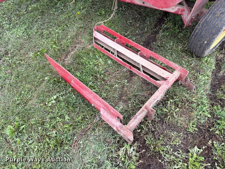 image for item FT6789 New Holland 311 small square baler