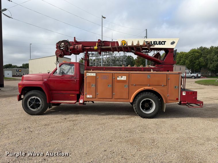 image for item FT6800 1980 Ford F800 digger derrick truck