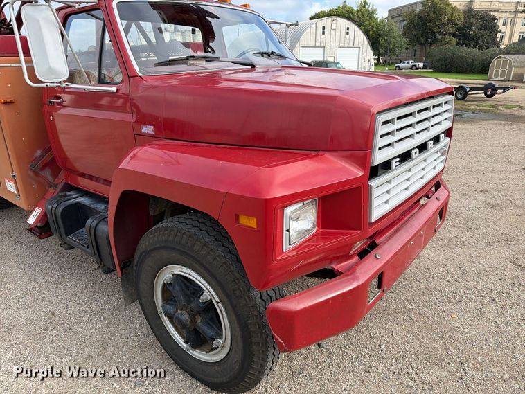 image for item FT6800 1980 Ford F800 digger derrick truck