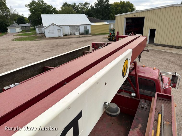 image for item FT6800 1980 Ford F800 digger derrick truck