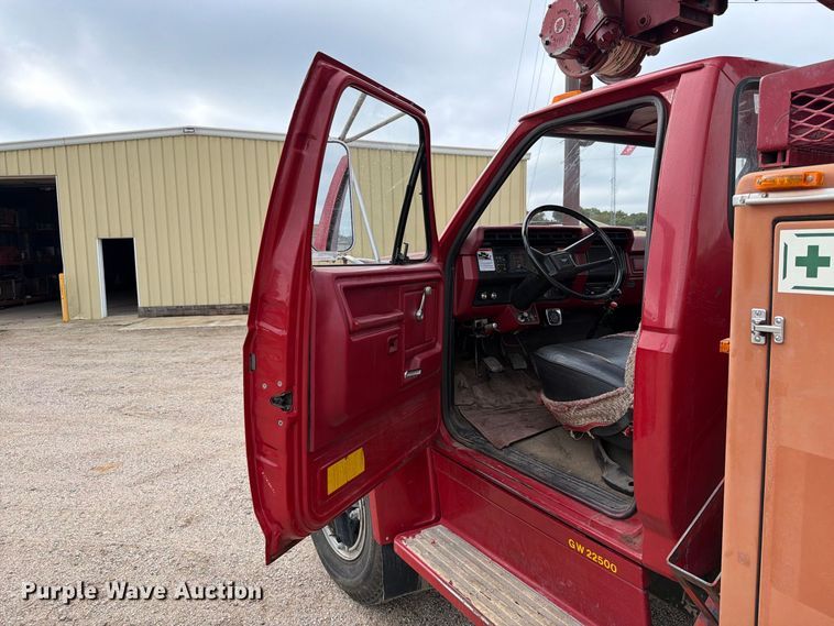 image for item FT6800 1980 Ford F800 digger derrick truck