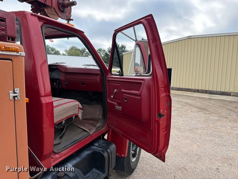 image for item FT6800 1980 Ford F800 digger derrick truck