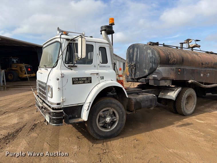 image for item FT6807 1979 International Cargostar semi truck