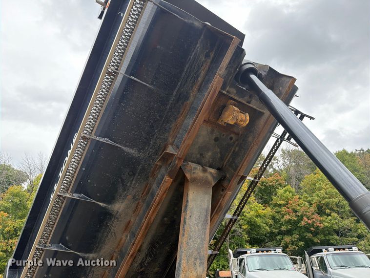 image for item FT7520 2004 Sterling Truck L9500 Series dump truck
