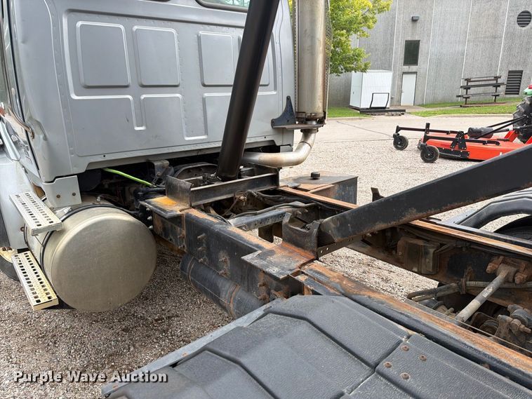 image for item FT7520 2004 Sterling Truck L9500 Series dump truck