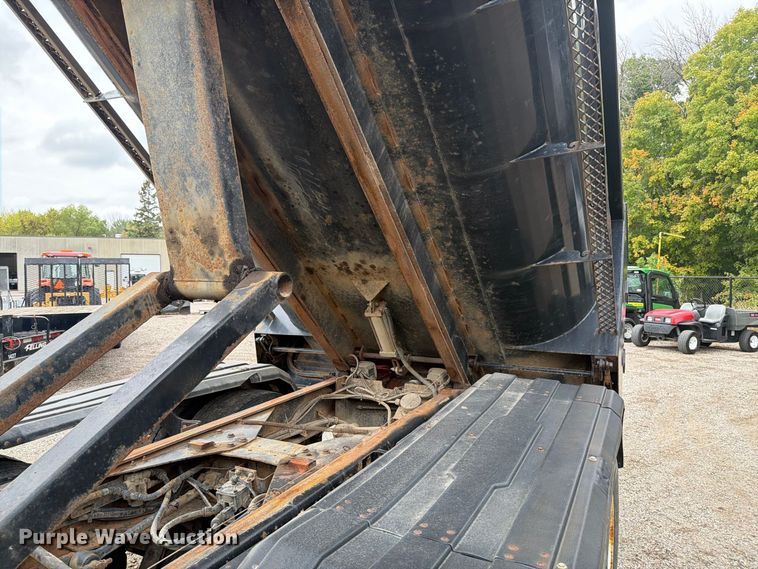 image for item FT7520 2004 Sterling Truck L9500 Series dump truck