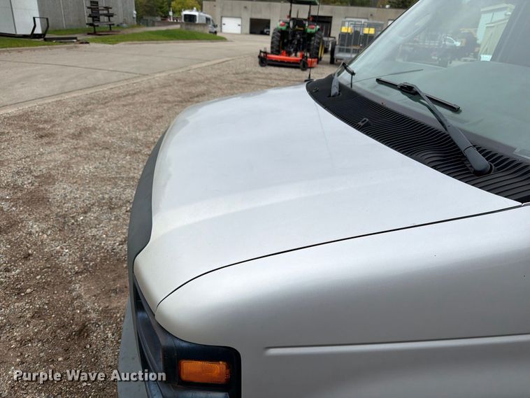 image for item FT7526 2013 Ford E350 Super Duty van
