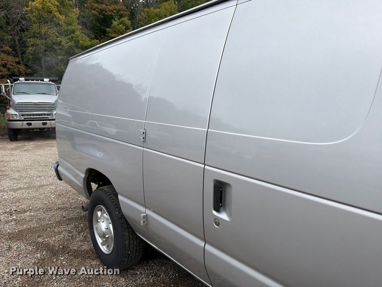 image for item FT7526 2013 Ford E350 Super Duty van