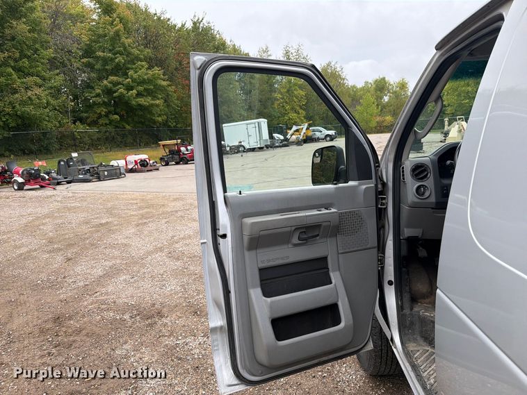 image for item FT7526 2013 Ford E350 Super Duty van
