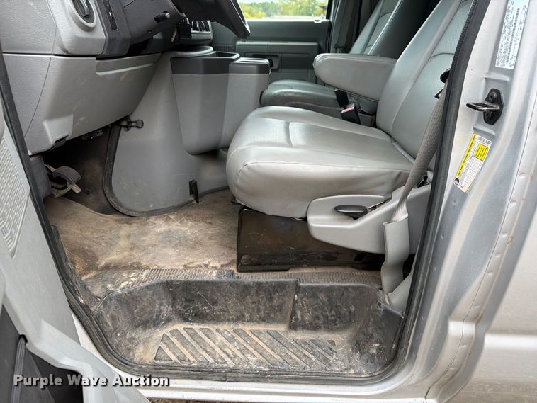 image for item FT7526 2013 Ford E350 Super Duty van