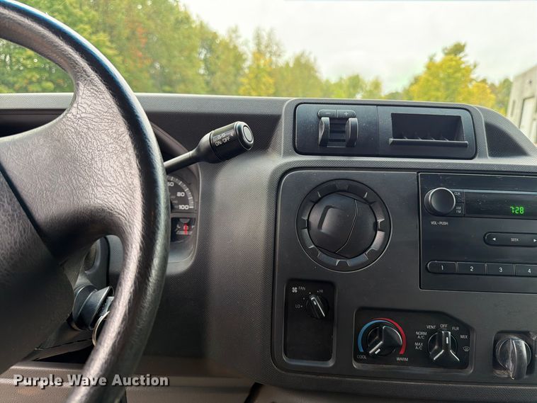 image for item FT7526 2013 Ford E350 Super Duty van