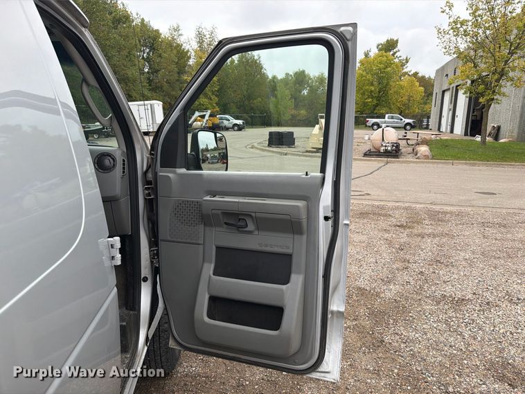 image for item FT7526 2013 Ford E350 Super Duty van