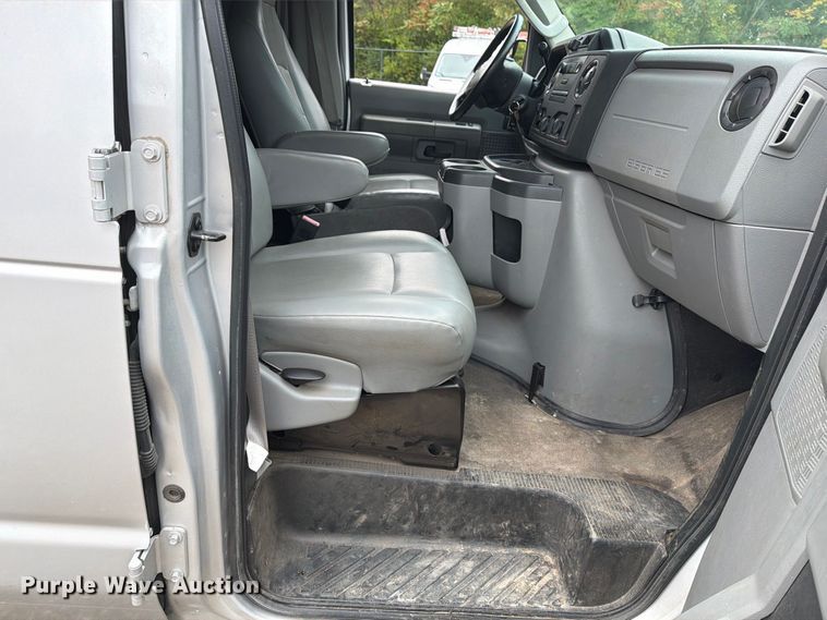 image for item FT7526 2013 Ford E350 Super Duty van