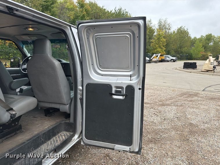 image for item FT7526 2013 Ford E350 Super Duty van