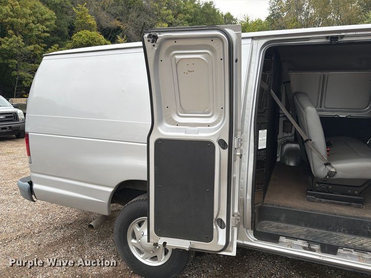 image for item FT7526 2013 Ford E350 Super Duty van