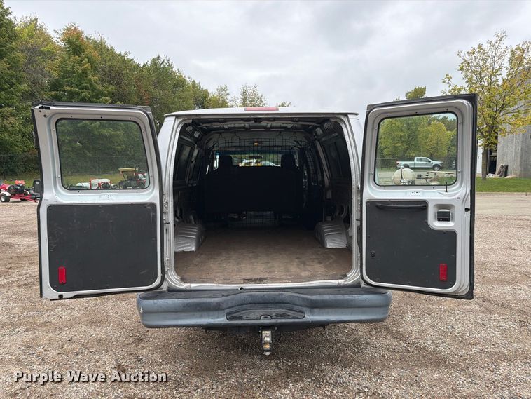image for item FT7526 2013 Ford E350 Super Duty van