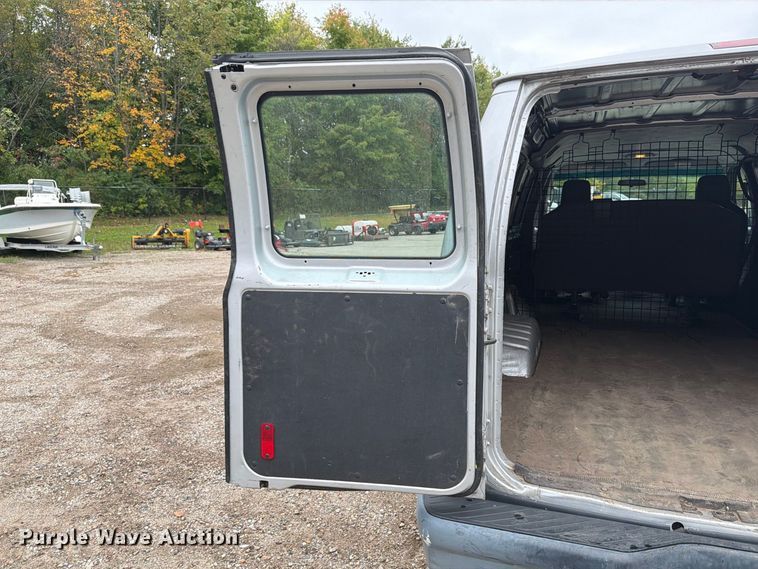 image for item FT7526 2013 Ford E350 Super Duty van