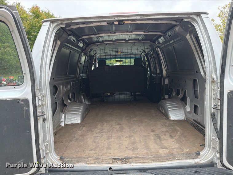 image for item FT7526 2013 Ford E350 Super Duty van