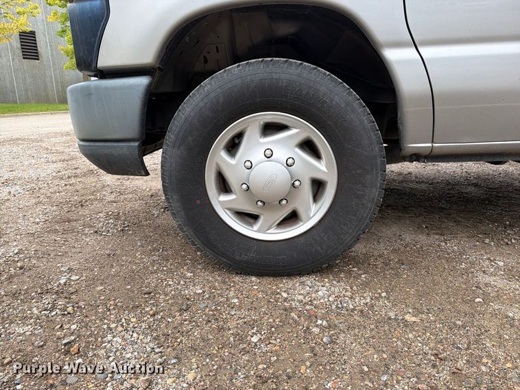 image for item FT7526 2013 Ford E350 Super Duty van